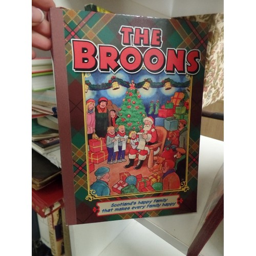 569 - 2 CUBES OF THE BROONS AND OOR WILLIE ANNUALS AND BOOKS