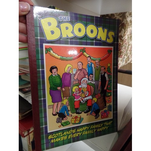 569 - 2 CUBES OF THE BROONS AND OOR WILLIE ANNUALS AND BOOKS