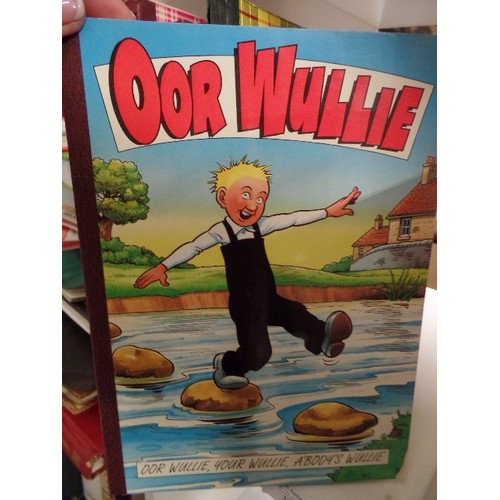 569 - 2 CUBES OF THE BROONS AND OOR WILLIE ANNUALS AND BOOKS