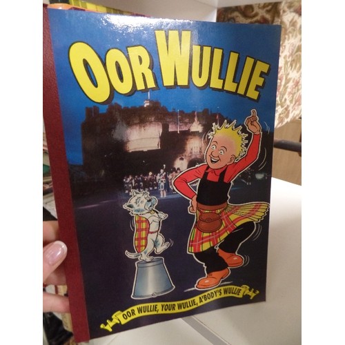 569 - 2 CUBES OF THE BROONS AND OOR WILLIE ANNUALS AND BOOKS