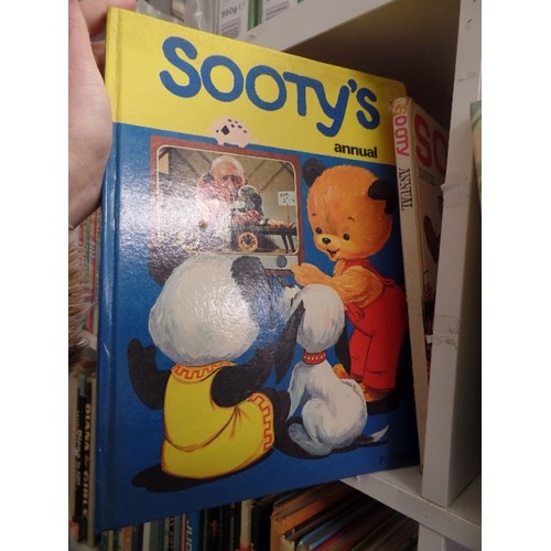 571 - CUBE OF DANDY,BEANO AND SOOTY ANNUALS