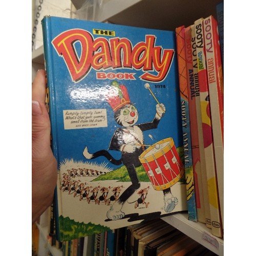 571 - CUBE OF DANDY,BEANO AND SOOTY ANNUALS