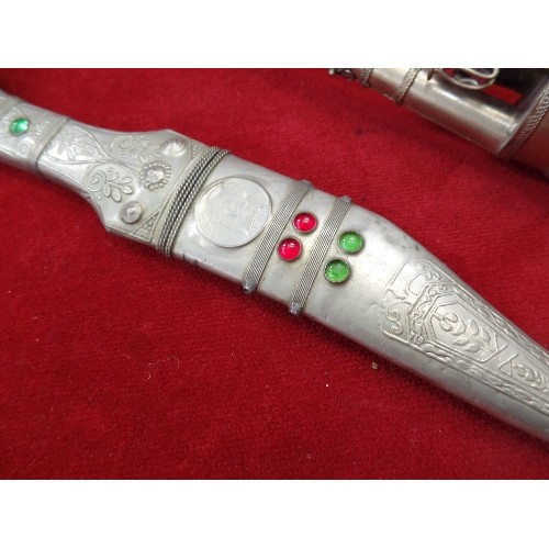 115 - A MID 20TH CENTURY MIDDLE EASTERN DAGGER OR SHIBRIYA WITH ENGRAVED BLADE. THE SHEATH SET WITH GLASS ... 