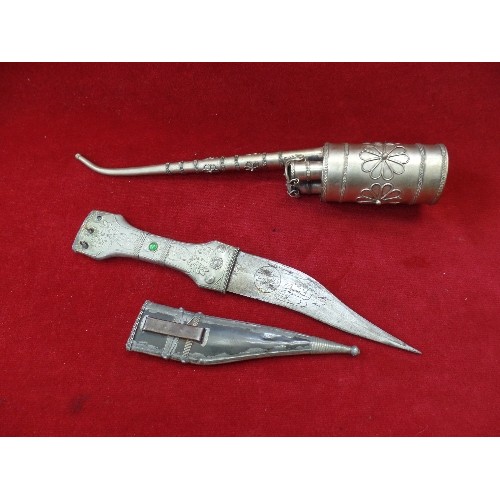 115 - A MID 20TH CENTURY MIDDLE EASTERN DAGGER OR SHIBRIYA WITH ENGRAVED BLADE. THE SHEATH SET WITH GLASS ... 