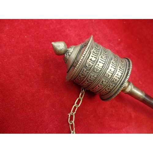 114 - AN ANTIQUE HAND HELD TIBETAN PRAYER WHEEL CONTAINING REELS OF MANTRA SCRIPT. WOODEN HANDLE WITH META... 