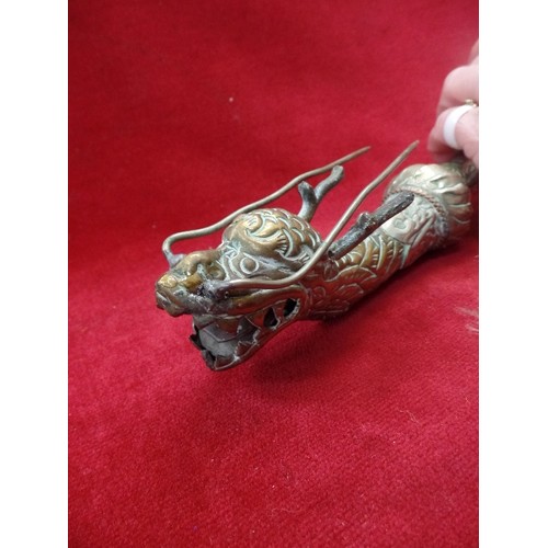 116 - AN EARLY 20TH CENTURY TIBETAN RITUAL DRAGON HEAD TRUMPET IN COPPER, BRASS AND WHITE METAL. GOOD REPO... 