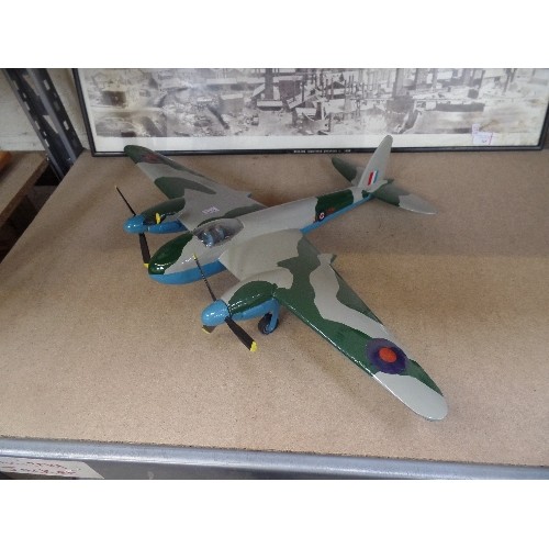 385A - A WW2 MODEL AIRCRAFT - DE HAVILLAND MOSQUITO  TWIN ENGINE PLANE - WINGSPAN 62CM