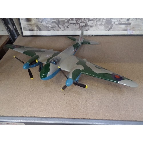 385A - A WW2 MODEL AIRCRAFT - DE HAVILLAND MOSQUITO  TWIN ENGINE PLANE - WINGSPAN 62CM