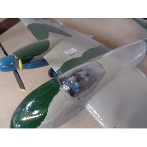 385A - A WW2 MODEL AIRCRAFT - DE HAVILLAND MOSQUITO  TWIN ENGINE PLANE - WINGSPAN 62CM