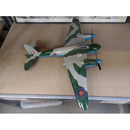 385A - A WW2 MODEL AIRCRAFT - DE HAVILLAND MOSQUITO  TWIN ENGINE PLANE - WINGSPAN 62CM