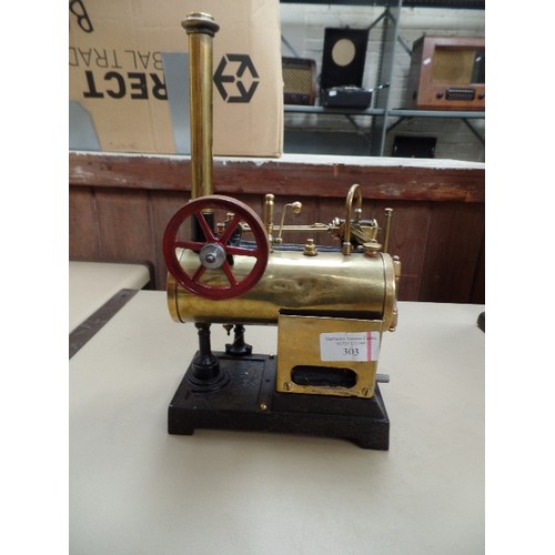 303 - A VERY GOOD AND DETAILED MODEL OF A 19TH CENTURY STEAM ENGINE IN BRASS AND CAST METAL. FLYWHEEL 6CM ... 