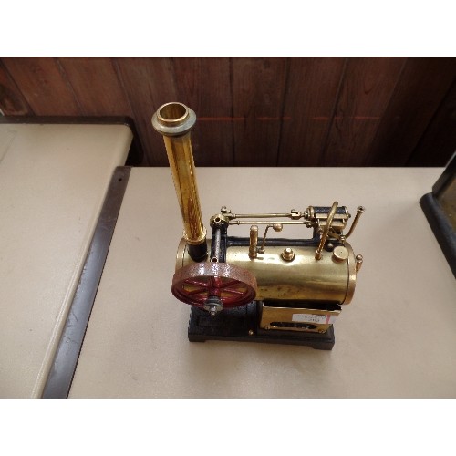 303 - A VERY GOOD AND DETAILED MODEL OF A 19TH CENTURY STEAM ENGINE IN BRASS AND CAST METAL. FLYWHEEL 6CM ... 