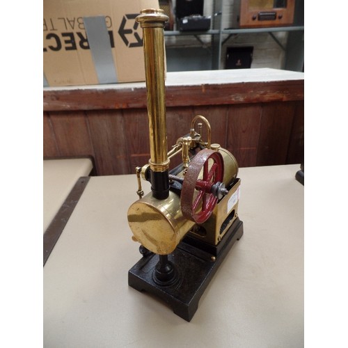 303 - A VERY GOOD AND DETAILED MODEL OF A 19TH CENTURY STEAM ENGINE IN BRASS AND CAST METAL. FLYWHEEL 6CM ... 