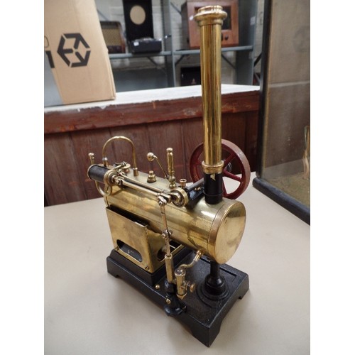 303 - A VERY GOOD AND DETAILED MODEL OF A 19TH CENTURY STEAM ENGINE IN BRASS AND CAST METAL. FLYWHEEL 6CM ... 