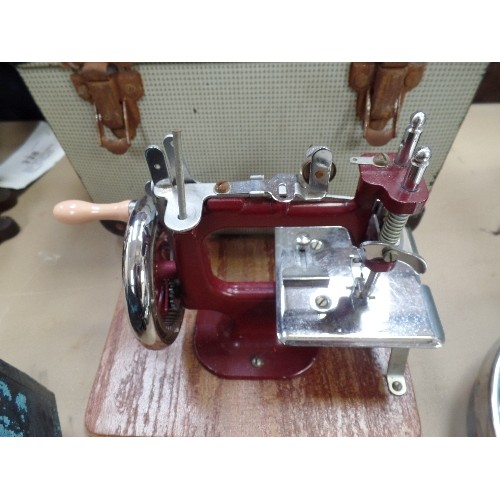 307 - VINTAGE MINIATURE SEWING MACHINE WITH ORIGINAL CASE - PROBABLY BY ESSEX SEWING MACHINES, CIRCA 1940