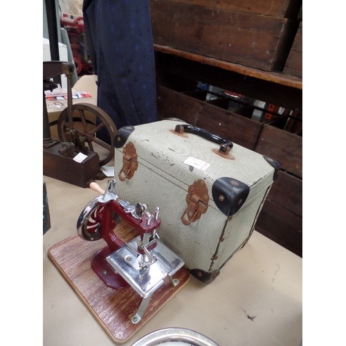 307 - VINTAGE MINIATURE SEWING MACHINE WITH ORIGINAL CASE - PROBABLY BY ESSEX SEWING MACHINES, CIRCA 1940