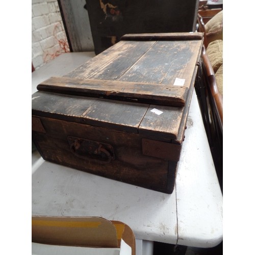 410 - AN EARLY 20TH CENTURY CARPENTER'S TOOLBOX WITH LIFT OUT TRAY AND CONTENTS OF TOOLS INC TENON SAW, BR... 