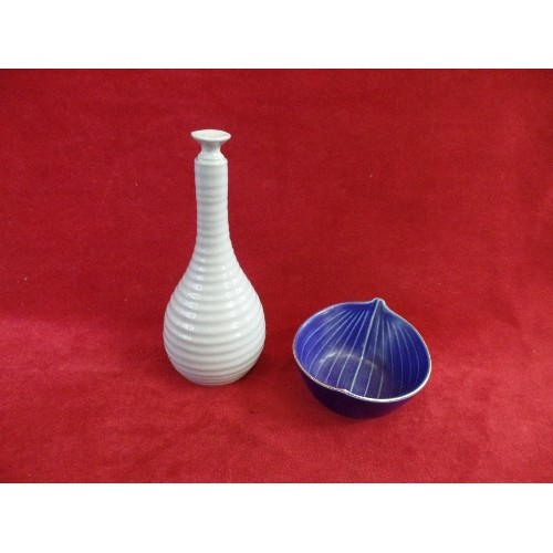 5 - CONTEMPORARY CERAMICS INCLUDING A SOPHIE CONRAN FOR PORTMEIRION OIL BOTTLE AND A LEAF BOWL BY 