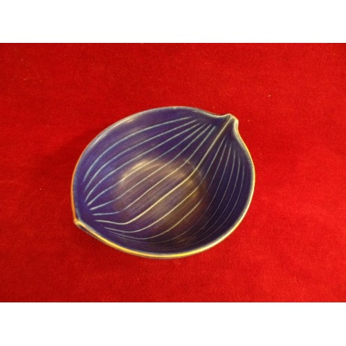 5 - CONTEMPORARY CERAMICS INCLUDING A SOPHIE CONRAN FOR PORTMEIRION OIL BOTTLE AND A LEAF BOWL BY 