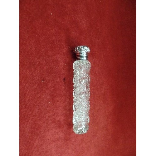 13 - A FINE QUALITY EDWARDIAN CUT GLASS SCENT BOTTLE WITH SILVER TOP, LONDON 1903, HART & SONS - 10CM