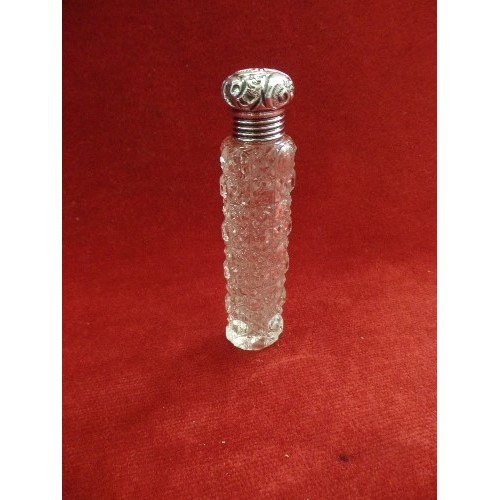 13 - A FINE QUALITY EDWARDIAN CUT GLASS SCENT BOTTLE WITH SILVER TOP, LONDON 1903, HART & SONS - 10CM