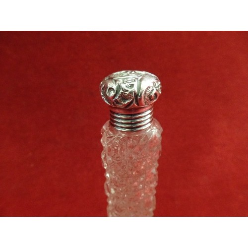 13 - A FINE QUALITY EDWARDIAN CUT GLASS SCENT BOTTLE WITH SILVER TOP, LONDON 1903, HART & SONS - 10CM