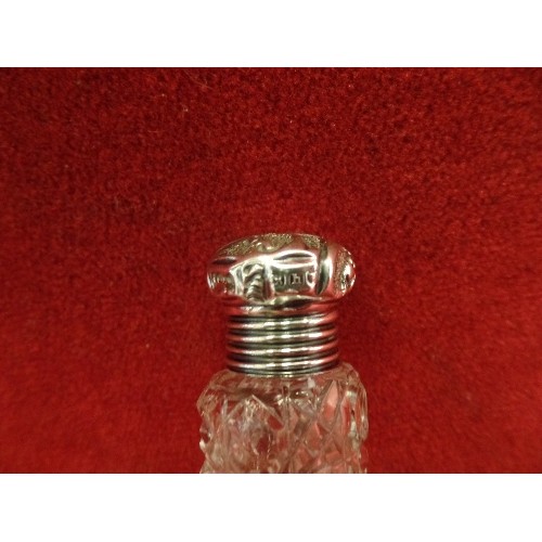 13 - A FINE QUALITY EDWARDIAN CUT GLASS SCENT BOTTLE WITH SILVER TOP, LONDON 1903, HART & SONS - 10CM