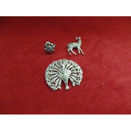 42 - A LARGE VINTAGE MARCASITE PEACOCK BROOCH (6CM DIA), A MARCASITE DEER BROOCH AND A COSTUME JEWELLERY ... 