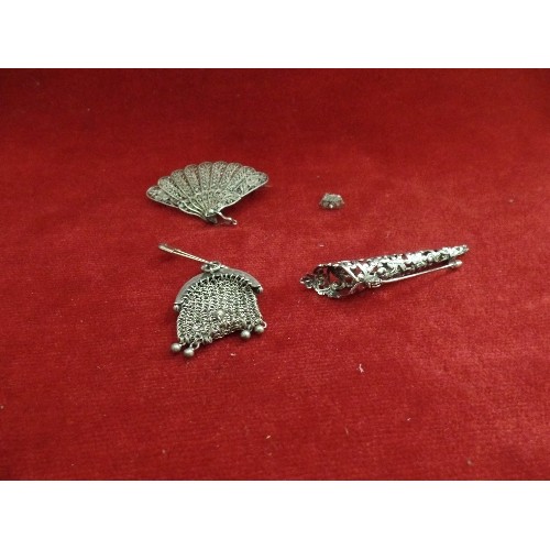 44 - AN INTERESTING SELECTION OF ANTIQUE AND VINTAGE SILVER AND SILVER METAL. INCLUDES A MINIATURE SILVER... 