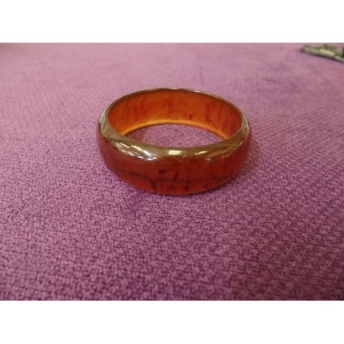 68 - A VINTAGE AMBER BANGLE - 6.5 CM INTERNAL DIA