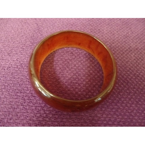 68 - A VINTAGE AMBER BANGLE - 6.5 CM INTERNAL DIA