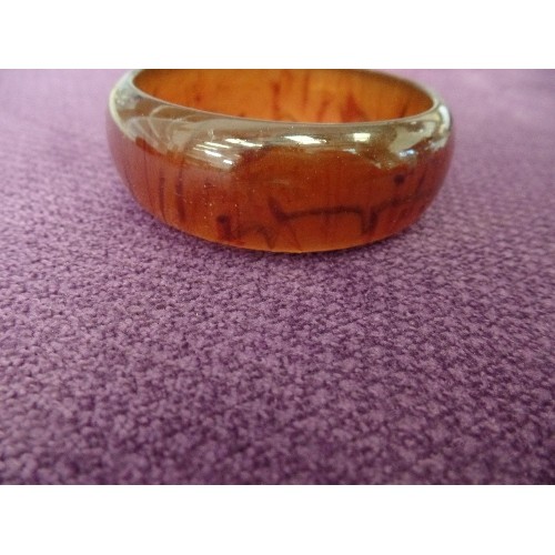 68 - A VINTAGE AMBER BANGLE - 6.5 CM INTERNAL DIA