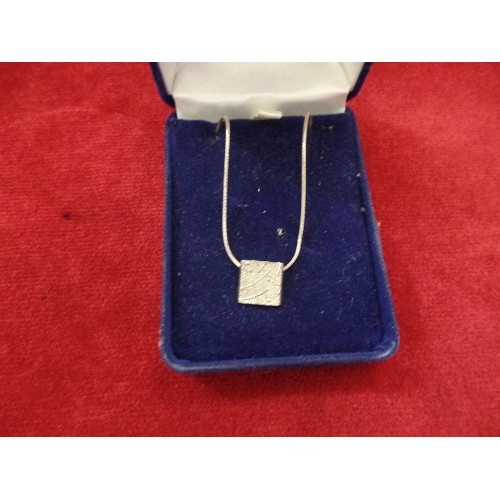 71 - A 925 SILVER NECKLACE WITH A MODERNIST STYLE SQUARE PENDANT ENGRAVED WITH A GEOMETRIC PATTERN