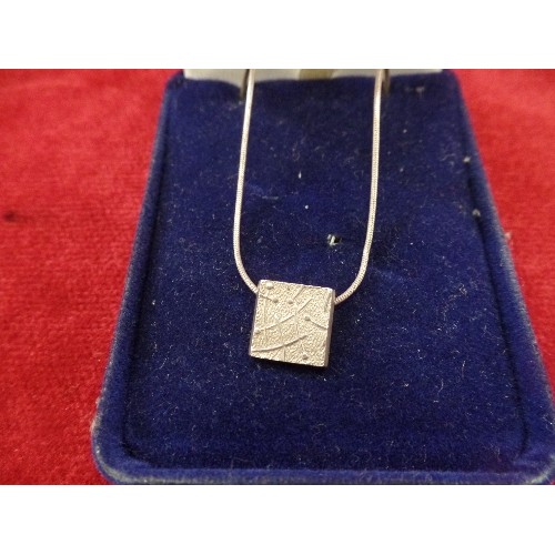 71 - A 925 SILVER NECKLACE WITH A MODERNIST STYLE SQUARE PENDANT ENGRAVED WITH A GEOMETRIC PATTERN