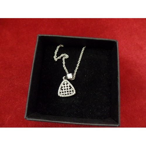 72 - A 925 SILVER NECKLACE, THE PENDANT SET WITH DIAMANTE