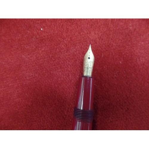 81 - PARKER SLIMFOLD FOUNTAIN PEN 14 CRT NIB IN BLOOD RED, BOXED