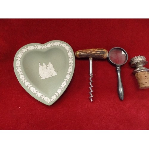 98 - MIXED VINTAGE COLLECTORS LOT INCLUDING A MAGNIFYING GLASS, HORN HANDLED CORKSCREW, METAL TAPE RULE, ... 