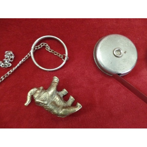 98 - MIXED VINTAGE COLLECTORS LOT INCLUDING A MAGNIFYING GLASS, HORN HANDLED CORKSCREW, METAL TAPE RULE, ... 