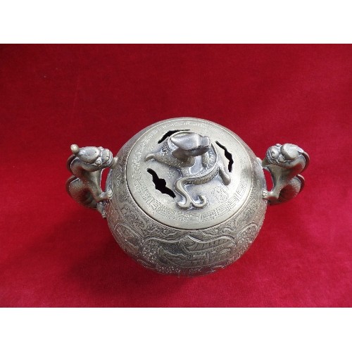 108 - A GOOD QUALITY EARLY 20TH CENTURY CHINESE TWIN HANDLED BRASS CENSER AND COVER DECORATED WITH FIGURES... 