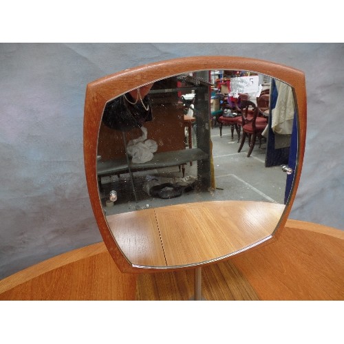 178 - A MID CENTURY FREE STANDING DRESSING TABLE MIRROR -THE SINGLE ALUMINIUM SUPPORT SWIVELS AND ADJUSTS ... 