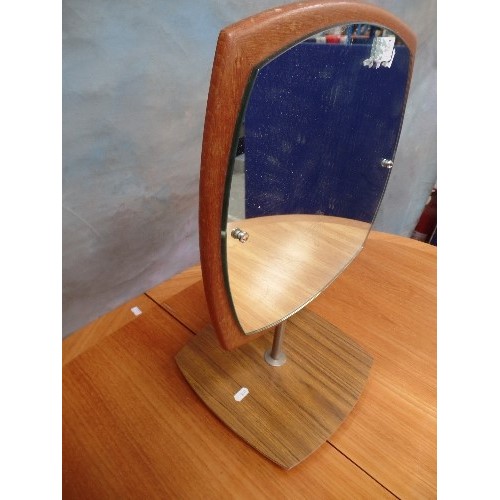 178 - A MID CENTURY FREE STANDING DRESSING TABLE MIRROR -THE SINGLE ALUMINIUM SUPPORT SWIVELS AND ADJUSTS ... 