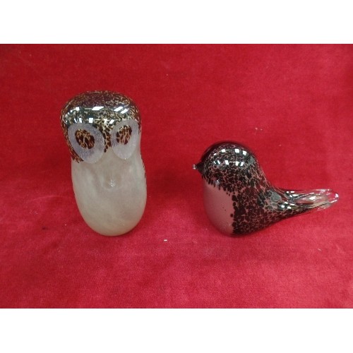 187A - A WEDGWOOD GLASS TORTOISESHELL SPECKLED BIRD AND A WEDGWOOD GLASS OWL