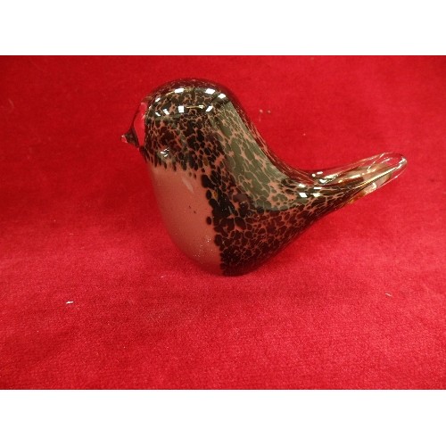 187A - A WEDGWOOD GLASS TORTOISESHELL SPECKLED BIRD AND A WEDGWOOD GLASS OWL