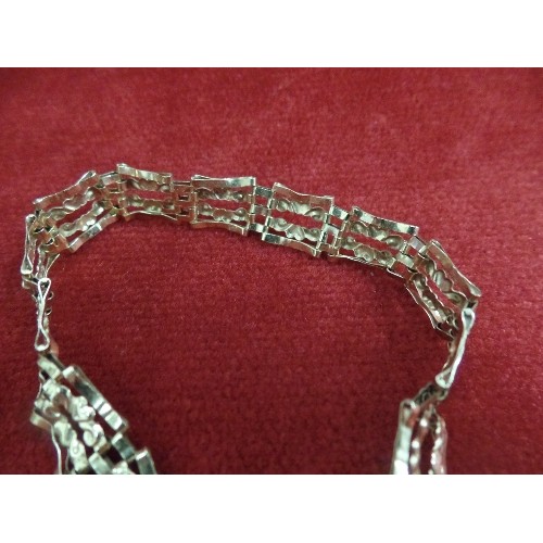 63C - 9CT GOLD GATE BRACELET WEIGHT 5.01gr