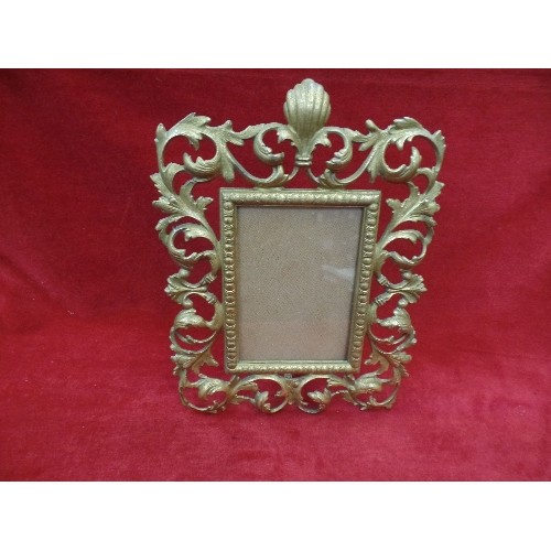 128C - AN EDWARDIAN GILT METAL PHOTOGRAPH FRAME WITH SCROLLING LEAF DESIGN - 30CM X 23CM