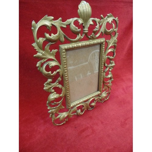 128C - AN EDWARDIAN GILT METAL PHOTOGRAPH FRAME WITH SCROLLING LEAF DESIGN - 30CM X 23CM