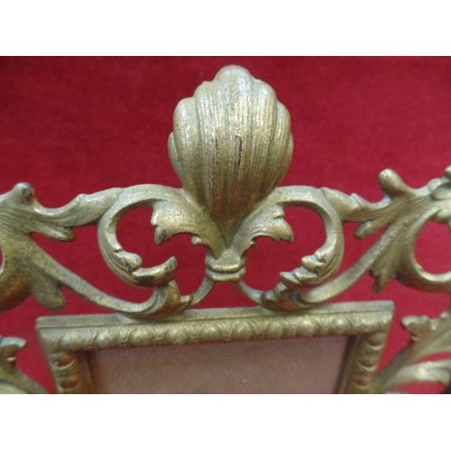 128C - AN EDWARDIAN GILT METAL PHOTOGRAPH FRAME WITH SCROLLING LEAF DESIGN - 30CM X 23CM