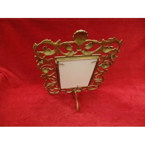 128C - AN EDWARDIAN GILT METAL PHOTOGRAPH FRAME WITH SCROLLING LEAF DESIGN - 30CM X 23CM