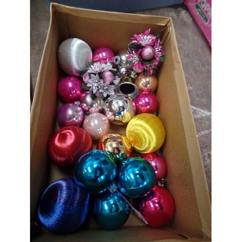 140A - QUANTITY OF VINTAGE CHRISTMAS BAUBLES, CONTAINED WITHIN 6 CARD BOXES. SOME ARE HAND-PAINTED, SOME WI... 