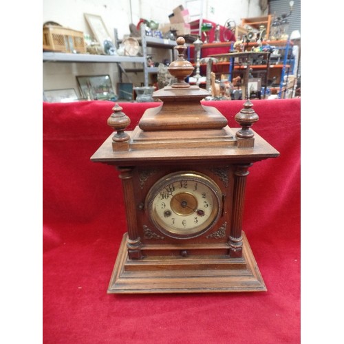 VICTORIAN OAK CASED JUNGHANS MANTLE CLOCK WITH PENDULUM NO KEY